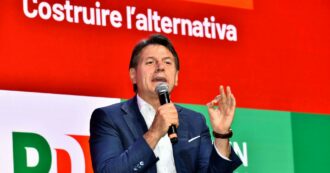 Copertina di Conte chiama la platea dem alla Festa dell’Unità: “Vi fidate di Renzi?”, “Nooo”