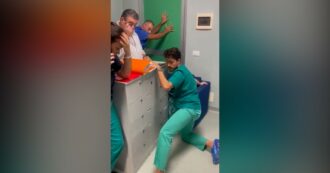 Copertina di Sanitari si barricano in una stanza per salvarsi dalla furia dei parenti di una paziente deceduta: il video dal Policlinico di Foggia