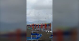 Copertina di Paura a Marina di Grosseto: una tromba d’aria formata in mare si muove verso la spiaggia e distrugge gli stabilimenti – Video