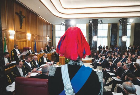 Da estorsione a peculato: cosa rischia la ex coppia