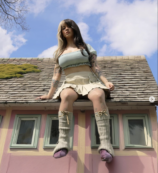 Copertina di “Quei capelli da Crudelia Demon distraggono i compagni, è sgradevole”: bimba di 10 anni viene allontanata da scuola