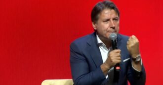 Copertina di Giuseppe Conte si rivolge al pubblico della festa del Pd: “Vi fidate di Renzi?”, si leva un coro di “Nooo”