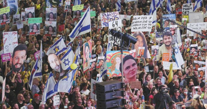 A Tel Aviv scendono in strada in 500mila: “Netanyahu fai liberare subito  gli ostaggi”