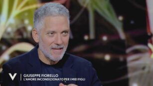 Copertina di “Al primo incontro mia moglie Eleonora mi ha vestito. Poi da lì una serie di coincidenze ci ha fatto innamorare”: la rivelazione di Beppe Fiorello a Verissimo