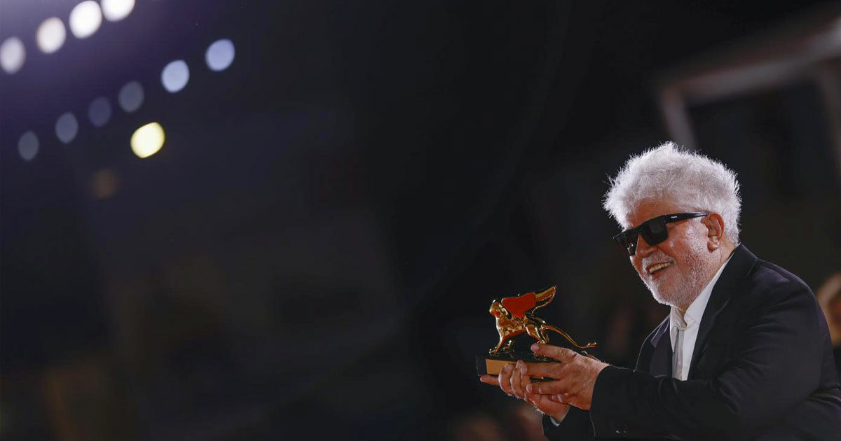 Almodovar e il diritto all’eutanasia: “Chiedo ai politici e ai fedeli di ogni religione di rispettare e di non intervenire nelle decisioni individuali”. Il discorso completo del Leone d’oro di Venezia 2024