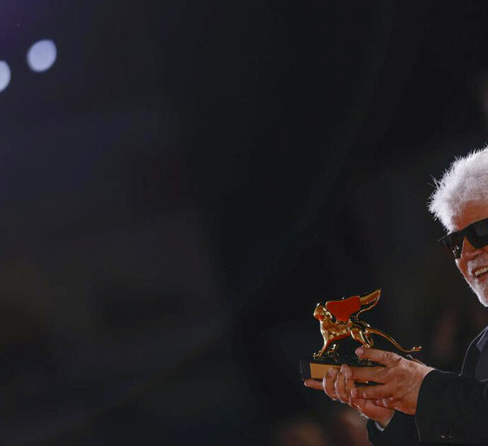 Almodovar e il diritto all’eutanasia: “Chiedo ai politici e ai fedeli di ogni religione di rispettare e di non intervenire nelle decisioni individuali”. Il discorso completo del Leone d’oro di Venezia 2024