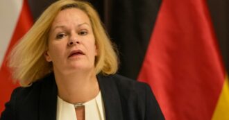 Copertina di La Germania rafforza i controlli alle frontiere, già avvisata l’Ue: “Vogliamo ridurre l’immigrazione irregolare”