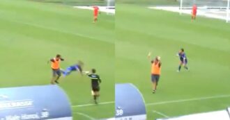 Copertina di Assurdo in Promozione: l’allenatore entra in campo e falcia l’avversario lanciato in contropiede – Video