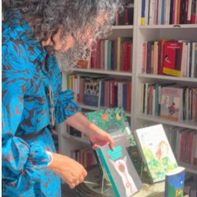 Svuotata la vetrina di un’altra libreria milanese. La cliente: “Voglio essere imitata, sogno vip e influencer che si fanno foto tra cataste di libri”