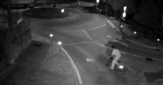 Copertina di Moussa Sangare e la fuga in bicicletta dopo aver ucciso Sharon Verzeni: le immagini delle telecamere – Video