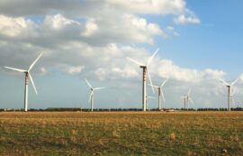 Copertina di Davanti all’invasione di pannelli solari e pale eoliche la Sardegna torna a parlare