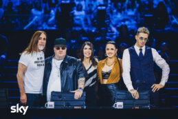 Copertina di “Cerchiamo più sostanza perché la forma mi ha rotto i cogl**ni”, Jake La Furia dà il turbo alla nuova giuria di X Factor 2024. Giorgia sarà la vera sorpresa