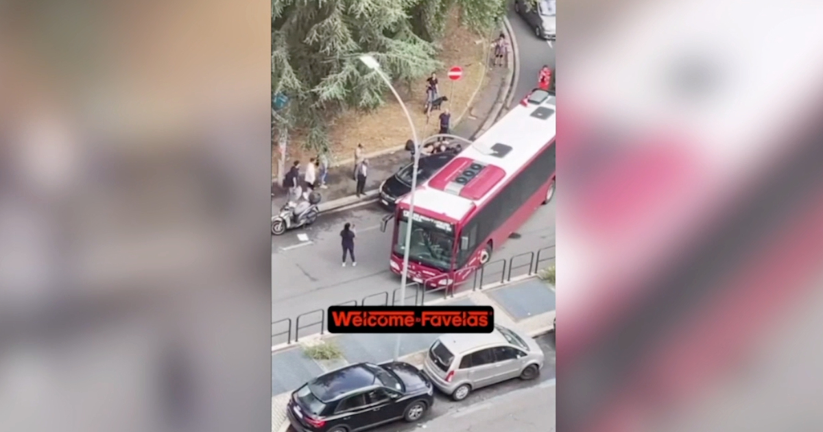 Auto parcheggiata in curva blocca il traffico e pure un’ambulanza, i passanti provano a spostarla: scene di ordinaria follia a Roma