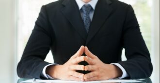 Copertina di “I colleghi i narcisisti fanno carriera e guadagnano di più”: lo dice un nuovo studio. Il cacciatore di teste Roberto D’Incau: “‘Estremamente’ è l’avverbio che li caratterizza”