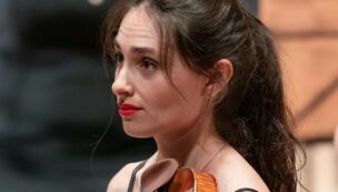 Copertina di “Al gate di Ryanair mi sono sentita umiliata, trattata come spazzatura. Non mi hanno permesso di portare a bordo il mio violino dal valore inestimabile, antico di 200 anni”: lo sfogo della musicista Esther Abrami
