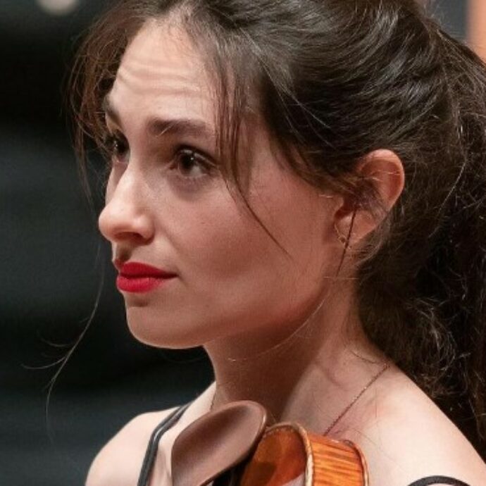 “Al gate di Ryanair mi sono sentita umiliata, trattata come spazzatura. Non mi hanno permesso di portare a bordo il mio violino dal valore inestimabile, antico di 200 anni”: lo sfogo della musicista Esther Abrami