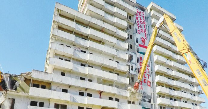 Copertina di Scampia, sindaco di Napoli  firma ordinanza di sgombero immediato per le altre due Vele