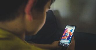 Copertina di L’appello: togliere i telefoni per legge agli adolescenti