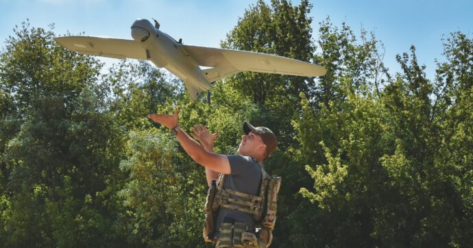 Zelensky si smentisce: droni su Mosca