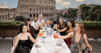 Copertina di “Ciao, grazie, spaghetti e bella”: tutti pazzi per il cast di Emily in Paris che parla italiano a Roma a favore di moltissimi influencer e telecamere