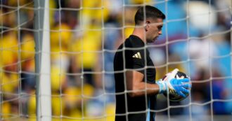 Copertina di Se vince lui può divertirsi, se perde non tollera nulla: il ‘Dibu’ Martinez tira uno schiaffo al cameraman dopo Argentina-Colombia | Video