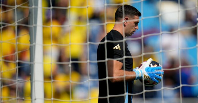 Se vince lui può divertirsi, se perde non tollera nulla: il ‘Dibu’ Martinez tira uno schiaffo al cameraman dopo Argentina-Colombia | Video