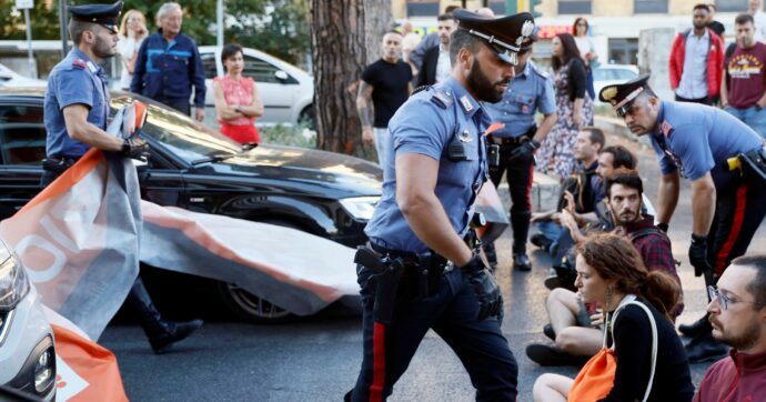 Camera, ok al carcere per blocco stradale