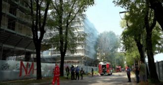 Copertina di Maxi incendio a San Donato Milanese, rogo in un cantiere di palazzi in costruzione: densa nube di fumo nell’aria – Video