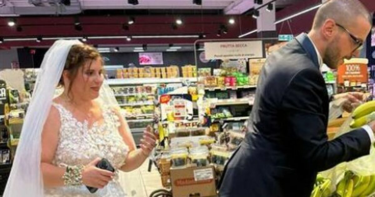 “Dopo esserci sposati siamo andati a fare la spesa, i miei amici sanno che mi piace cercare le offerte”: la foto degli sposi tra le corsie della Coop