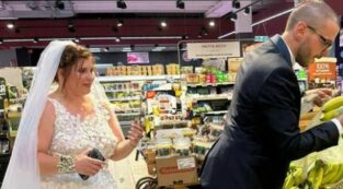 Copertina di “Dopo esserci sposati siamo andati a fare la spesa, i miei amici sanno che mi piace cercare le offerte”: la foto degli sposi tra le corsie della Coop