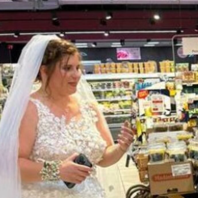 “Dopo esserci sposati siamo andati a fare la spesa, i miei amici sanno che mi piace cercare le offerte”: la foto degli sposi tra le corsie della Coop