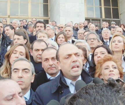 Open Arms, Salvini come B.: raduna  i suoi  davanti al Tribunale