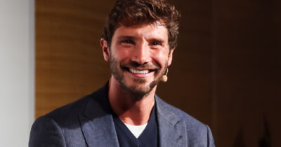 Copertina di Stefano De Martino non condurrà la serata evento di RaiUno del 23 dicembre perché (semplicemente) non era previsto: al timone Antonella Clerici