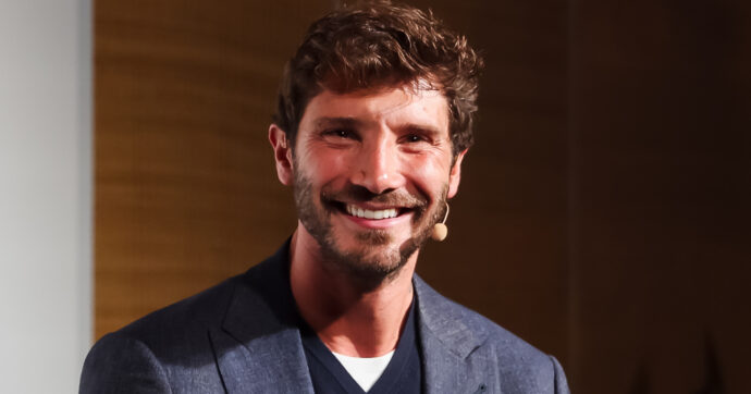 Copertina di Stefano De Martino: “L’amicizia con Arianna Meloni? Abbiamo smentito, ho dovuto pure cercarla su Google non sapevo che faccia avesse. Sanremo è nel contratto”