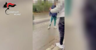 Copertina di Tre 16enni picchiano due coetanei fuori da un istituto scolastico, usata anche una spranga di ferro: il video del pestaggio