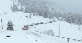 Copertina di Nevicata di settembre sulle Dolomiti, i fiocchi sorprendono gli automobilisti: macchine bloccate lungo la salita del Passo Sella – Video