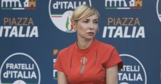 Copertina di Mussolini in fuga da Meloni, Rachele lascia Fdi e approda a Forza Italia: “La mia sensibilità è più moderata e centrista”