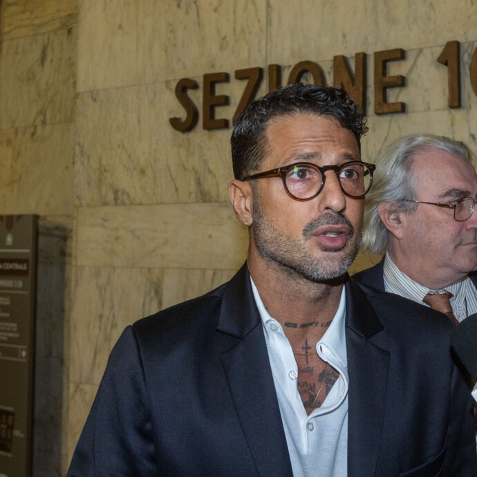 “Donne disposte a pagare 40 mila euro per fare sesso con me”: Fabrizio Corona scatenato durante l’udienza in tribunale