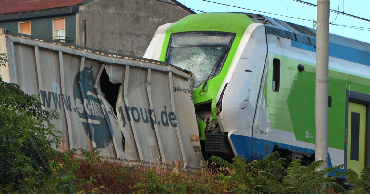 Milano, treno passeggeri si schianta contro un container sganciatosi da un convoglio merci: il video dopo l’incidente