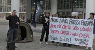 Copertina di Milano, tornano le proteste degli studenti contro il caro affitti: “Nuovo anno, vecchi problemi. Una stanza a più di 630 euro, è inaccettabile”