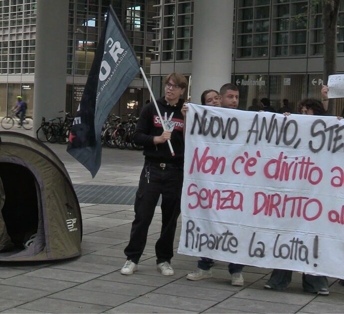 Milano, tornano le proteste degli studenti contro il caro affitti: “Nuovo anno, vecchi problemi. Una stanza a più di 630 euro, è inaccettabile”