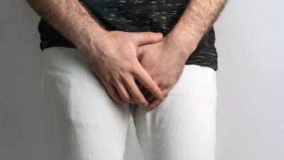 Copertina di Viene colpito ai testicoli dal cane della sorella, va in ospedale e gli trovano un tumore non curabile al rene: “Quattro anni non sono molti, ma non ho intenzione di arrendermi”