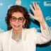 Copertina di “Stanno circolando tante notizie su mia zia Sophia Loren, non è ricoverata”: Alessandra Mussolini smentisce le indiscrezioni