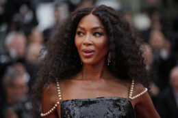 Copertina di “Non sono stata ingaggiata solo per il colore della mia pelle. Essere una modella nera non è sempre stato facile. È stata dura”: lo sfogo di Naomi Campbell
