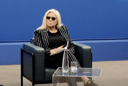 Copertina di “Non c’è stato nessun caso Dargen, quindi che stai a dì? Lei vuole solo la polemica!”: Mara Venier stizzita risponde a una giornalista in conferenza stampa