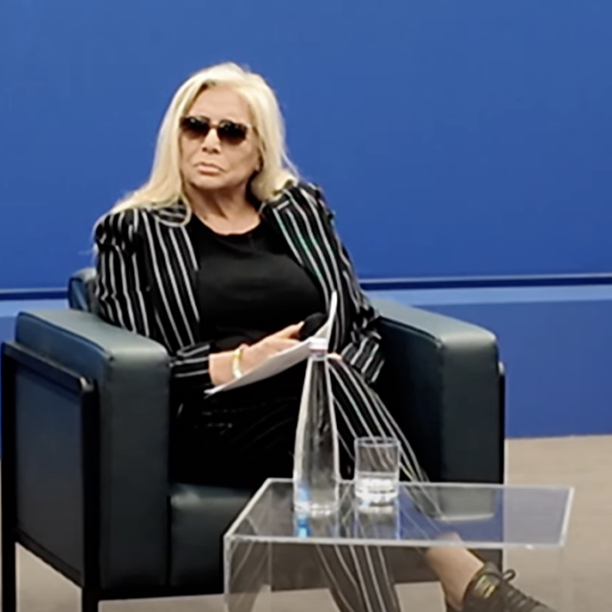 “Non c’è stato nessun caso Dargen, quindi che stai a dì? Lei vuole solo la polemica!”: Mara Venier stizzita risponde a una giornalista in conferenza stampa