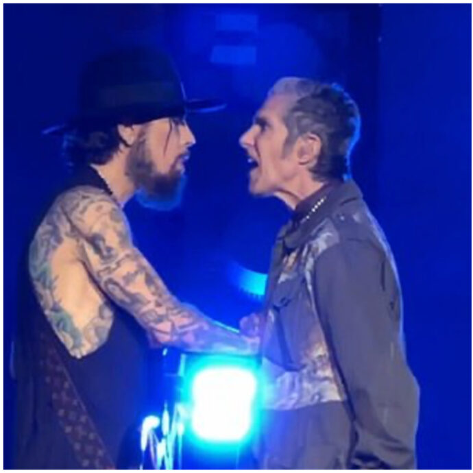 Botte da orbi sul palco durante il concerto dei Jane’s Addiction: il cantante Perry Farrell aggredisce il chitarrista Dave Navarro. Il video diventa virale