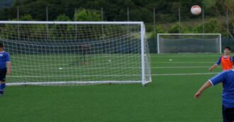 Copertina di Parroco vieta l’utilizzo del campo di calcio parrocchiale alla squadra femminile: “La comunità non è pronta”