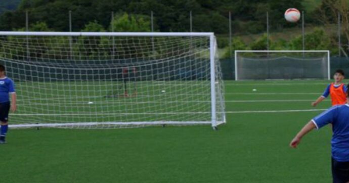 Parroco vieta l’utilizzo del campo di calcio parrocchiale alla squadra femminile: “La comunità non è pronta”