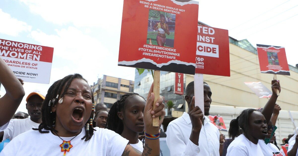 Proteste e lacrime in Uganda ai funerali di Rebecca Cheptegei, l’atleta olimpica bruciata viva dal compagno: “Basta femminicidi” – FOTO